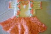 Tığla örülmüş kısa kollu örgü bebek elbisesi