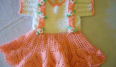 Tığla örülmüş kısa kollu örgü bebek elbisesi