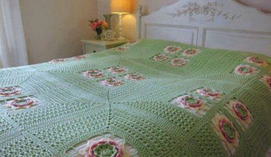 Renkli örgü yatak örtüsü