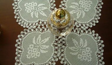 Kare masalara dantel örtüler