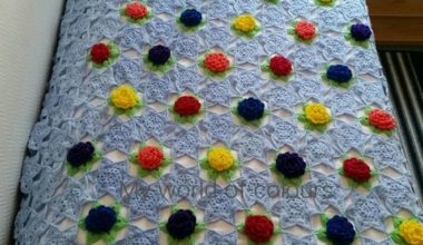 Çiçekli motifli örgü yatak örtüsü