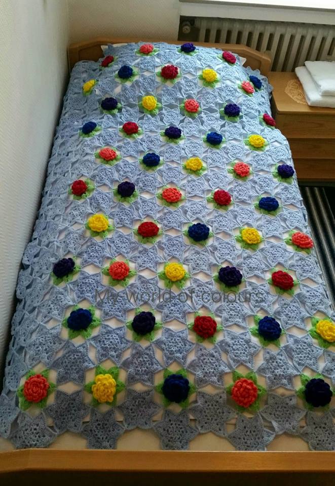 Çiçekli motifli örgü yatak örtüsü