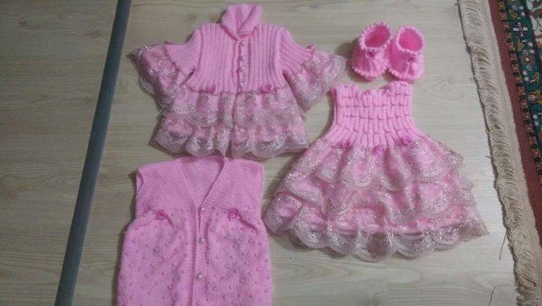 Pembe tül süslemeli örgü bebek takım