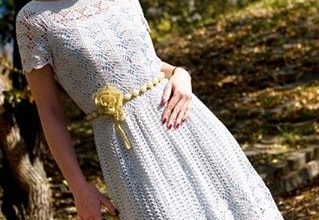 Beyaz yazlık örgü bayan elbise