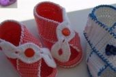 Renkli iplerle işlenilmiş örgü patik