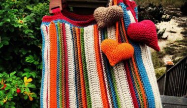 Renkli iplerden örülmüş örgü çanta
