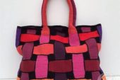 Renkli iplerden tasarlanmış örgü çanta