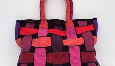 Renkli iplerden tasarlanmış örgü çanta