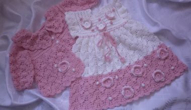 Pembe beyaz örgü bebek elbisesi ve hırkası