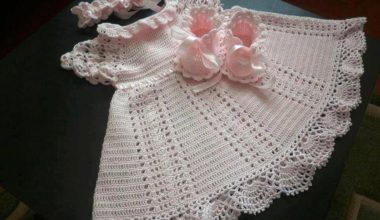 Tığ ile yapılmış örgü bebek elbiseler