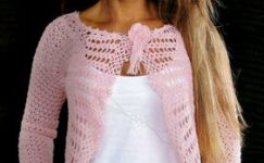 genc bayanlar icin baharlik yazlik mevsimi bolero modelleri pembe renkte örgü dantel ornek motifleri