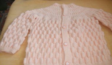 Pembe robadan işlemeli örgü çocuk hırka