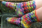 Renkli iplerden örüşmüş örgü çorap