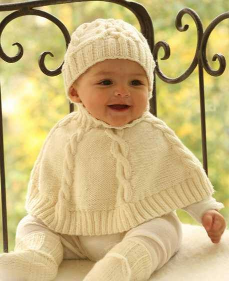 Beyaz bebek pelerin ve bere
