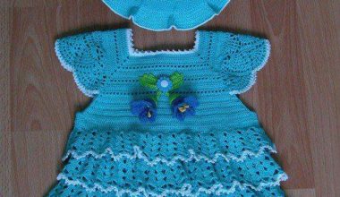 Mavi ipten örülmüş kız çocuğu elbisesi ve şapkası