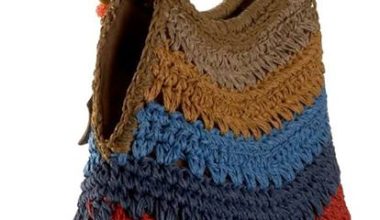 Tığ ile işlenmiş olan örgü çantalar