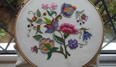 Basit nakış iğnesi uygulanmış örgüler.