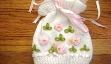 Beyaz işlemeli büzgülü örgü çocuk bere