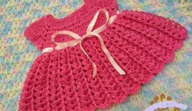 Pembe tığla işlenilmiş örgü bebek elbise