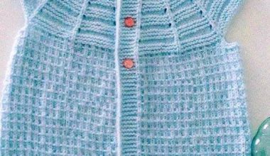 Mavi örgü yelek modeli