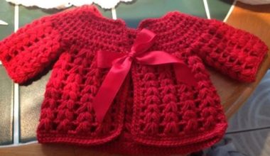 Kırmızı tığ işi örgü kız çocuk hırka