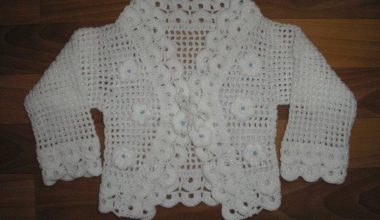 Beyaz tığla örülmüş çocuk bolero Beyaz tığla örülmüş çocuk bolero