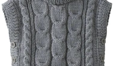 Gri düğmeli örgü süveter