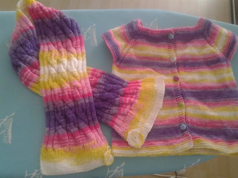 Renkli iplerden işlenilmiş örgü bebek yelek atkı modeli