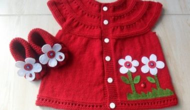 Kırmızı keçeden süslenilmiş yelek modeli