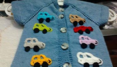 Arabalı örgü bebek yelek modeli