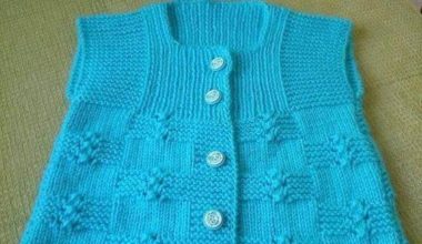 Mavi örgü bebek yelek