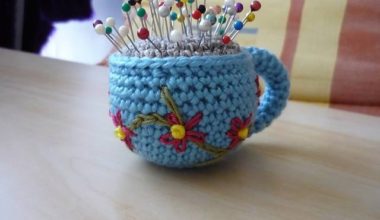 Örgüden yapılmış fincan iğnelik