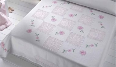 Dantel ve kanaviçe ile yapılmış yatak örtüsü