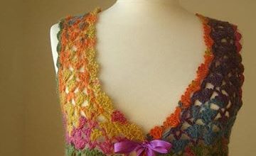 Renkli ipten yapılmış örgü bayan yelek