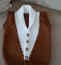 İki renkli örgü erkek çocuk yelek