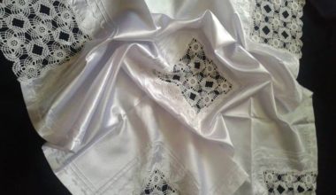 Dantel ve saten kumaştan yapılmış masa örtüsü