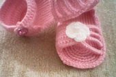Pembe tığ işi örgü bebek ayakkabı