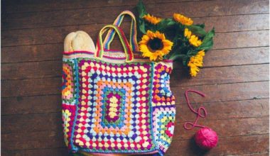 Renkli iplerden örülmüş çanta