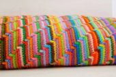 Renkli iplerden yapılmış örgü battaniye