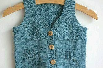 Düğmeli erkek çocuk örgü yelek