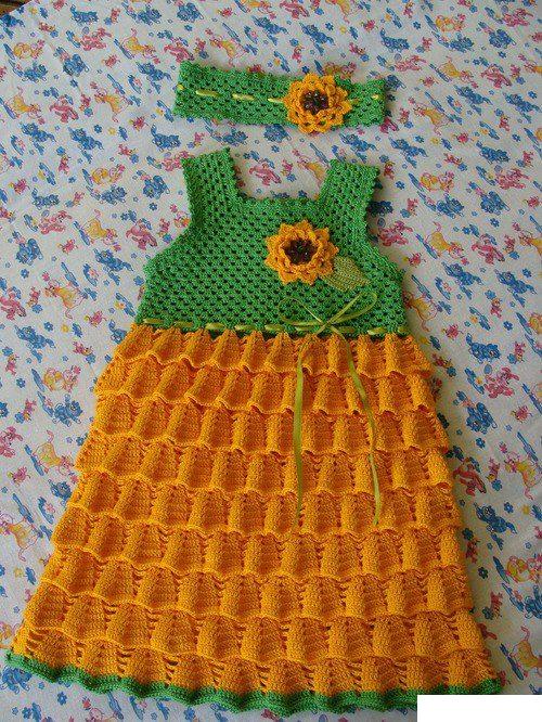 Yeşil turuncu örgü bebek elbise modeli