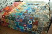 Renkli motiflerden yapılmış örgü battaniye modeli