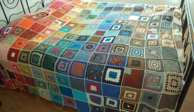 Renkli motiflerden yapılmış örgü battaniye modeli