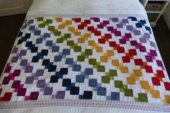 Küçük renkli motiflerle yapılmış örgü yatak örtüsü