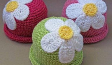 Tığla yapılmış örgü bebek şapka