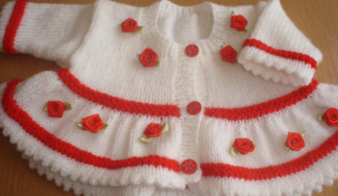 Beyaz güllü örgü bebek hırka