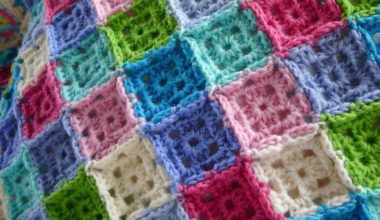 Renkli küçük motifler ile örülmüş örgü battaniye modeli
