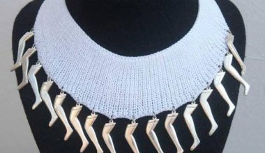 Düz örgü ile yapılmış kolye