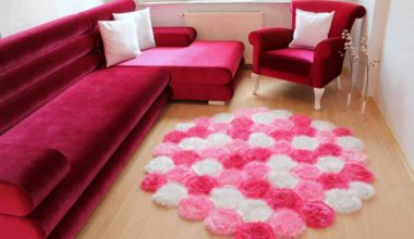 Renkli sakallı iplerden yapılmış olan örgü paspaslar