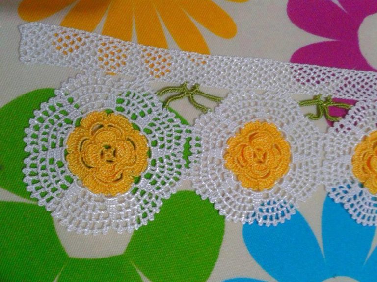 Sarı çiçekli dantel havlu kenarı